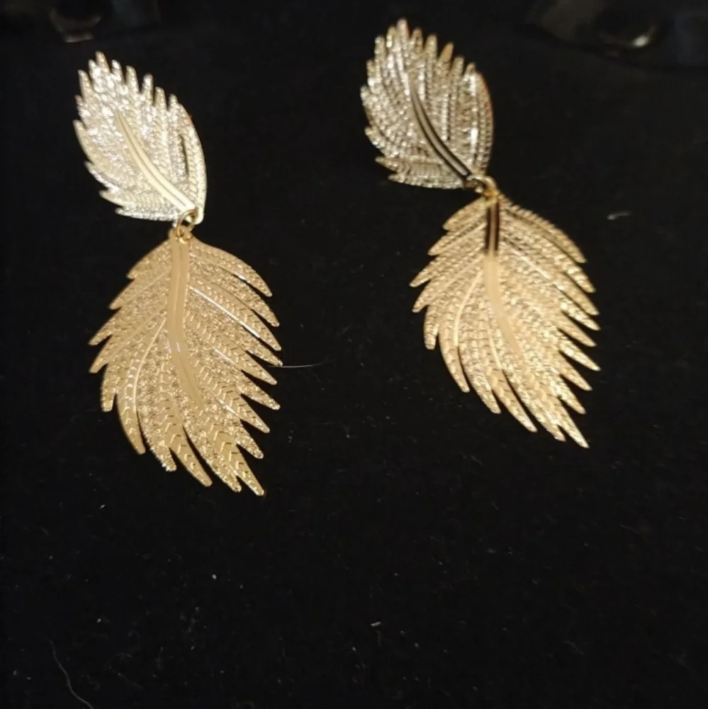 18K Gold Filled Fancy Leaf Earrings Retail Price $27 - Picture 1 of 3